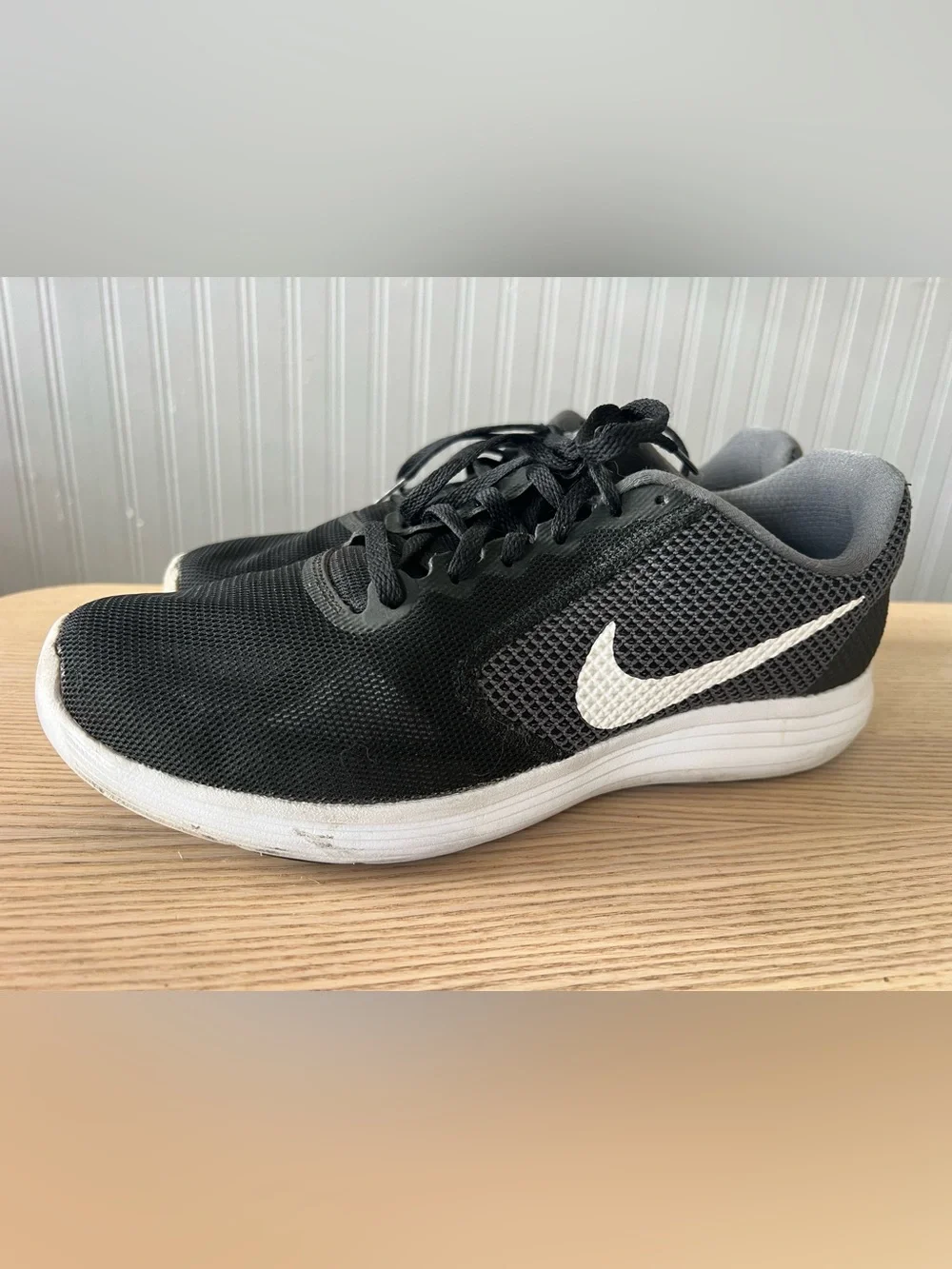 Nike Revolution 3 Men’s sneaker / Black, white & gray / Size: 10 / Lifestyle